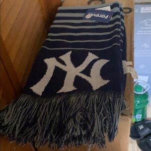 NY Yankees winter scarf NWT